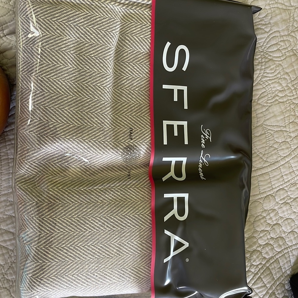 Sferra  throw